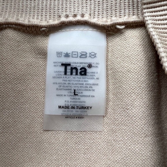 Aritzia TNA Body Hi-Rise Biker Shorts Beige 7" Inseam New With Tags Stretchy - Picture 3 of 4